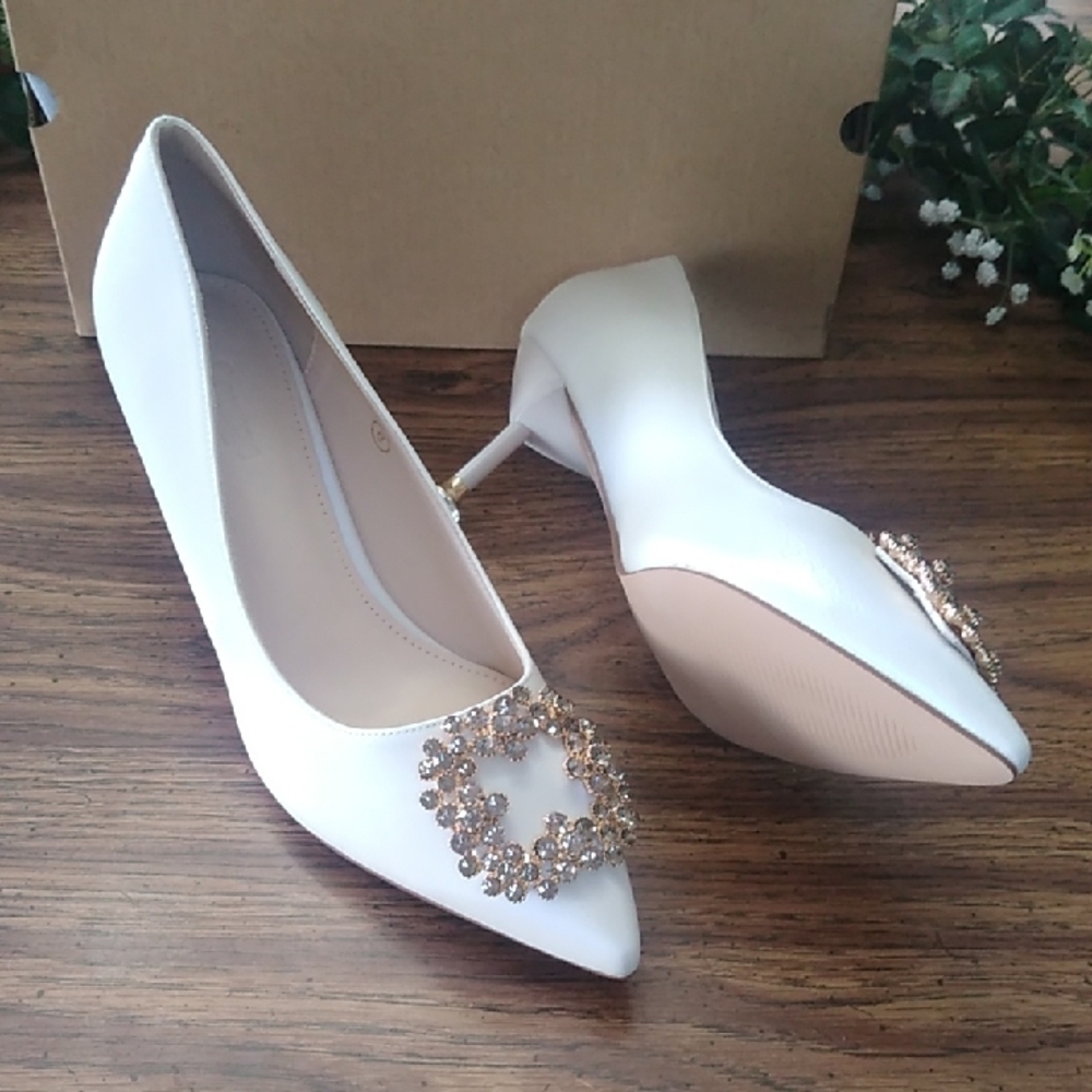 Elegant White Women's Heels with Embellishments Coutgo Size 8
